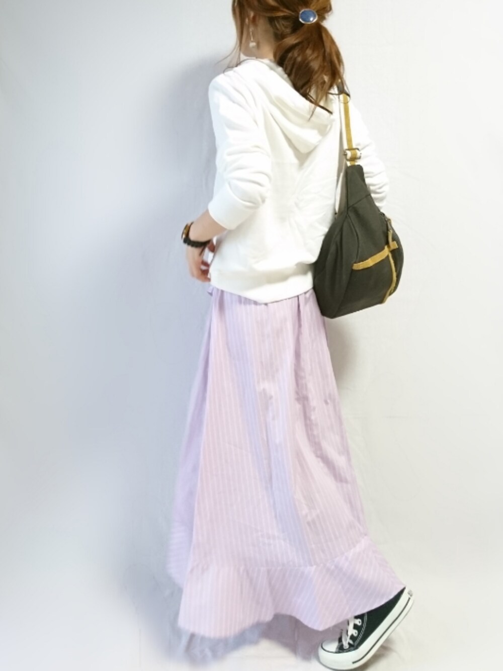 パープル系のシャツワンピース、ブラック系のスニーカー、ブラック系のボディバッグ/ウエストポーチを着用したレディースの秋コーディネートの1枚目の写真