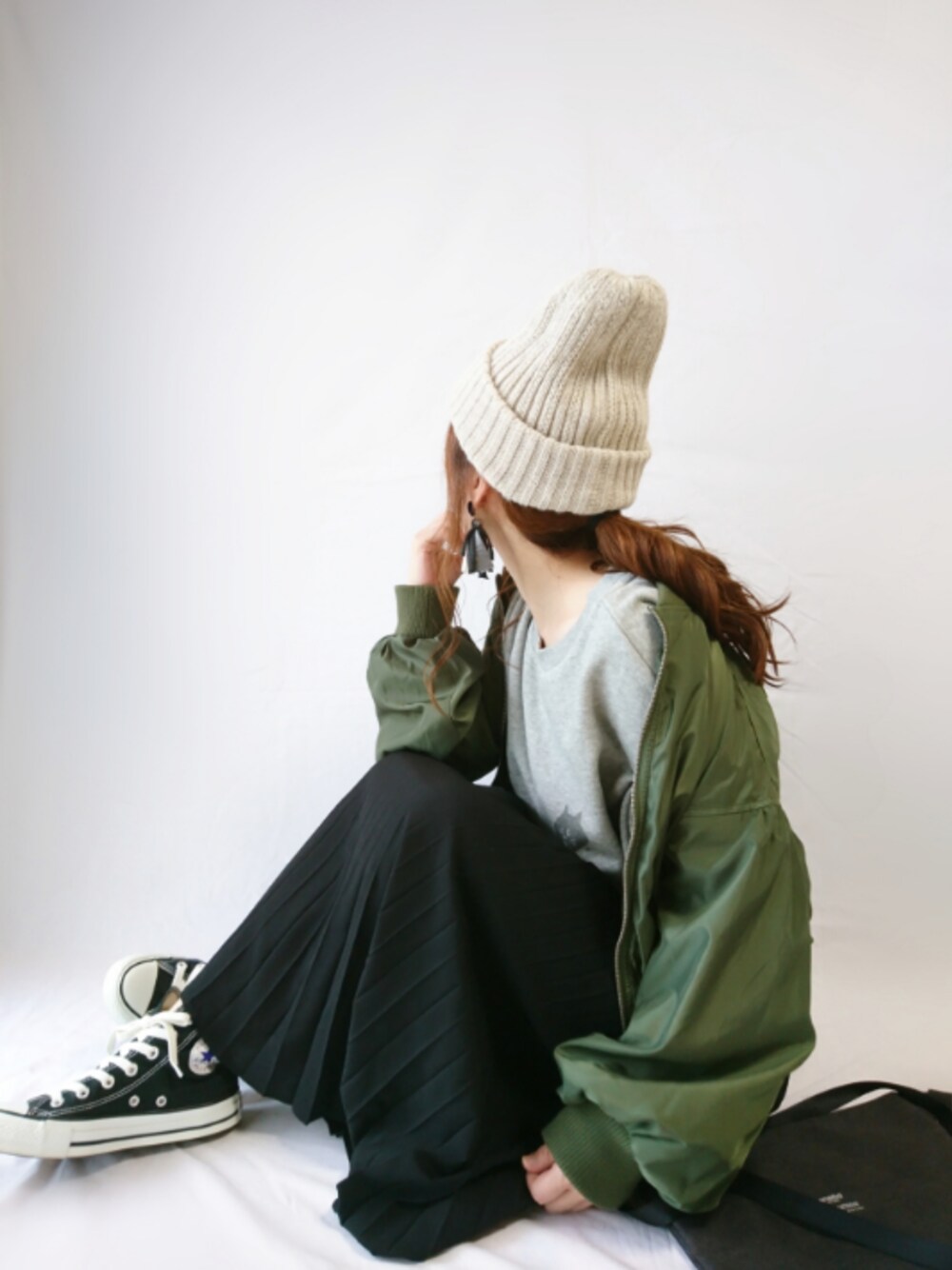 「ニット帽、イチヨンプラス、にゃー、チャンピオン、プリーツスカート、コンバース、スポーツMIX'18秋、サコッシュ、低身長、カジュアルコーデ」｜「Championのにゃーとチャンピオンのクルースウェット（スウェット、グレー系）」を使った、CHAMUさん（レディース・149cm）の秋コーディネートの1枚目の写真