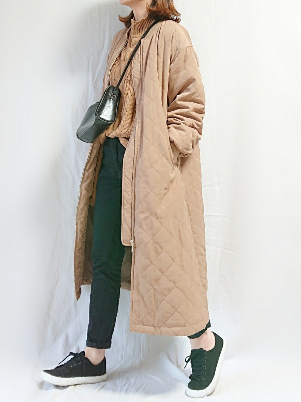 イエロー系のブルゾン、イエロー系のニット/セーター、ブラック系のシューズを着用したレディースの秋コーディネートの1枚目の写真