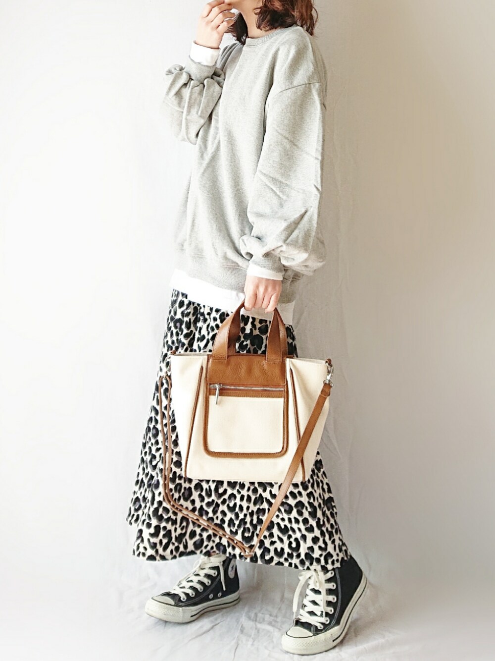 グレー系のスウェット、ブラウン系のトートバッグ、その他のその他を着用したレディースの冬コーディネートの1枚目の写真