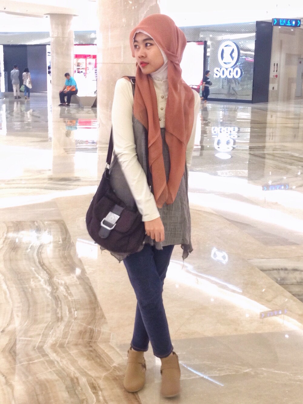 その他のブーツを着用したレディースの冬コーディネートの1枚目の写真