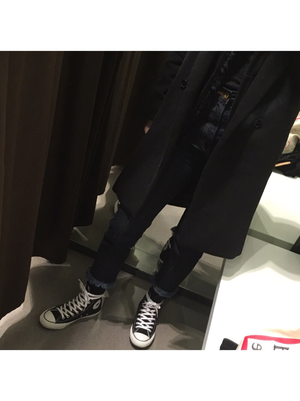 「converse、チャックテイラー、ハイカットスニーカー、オールスター、スニーカー、チェスターコート、moussy、デニム、モノトーン」｜「JEANASISのアイテム（チェスターコート、ブラック系）」を使った、ERIKAさん（レディース・163cm）の冬コーディネートの1枚目の写真