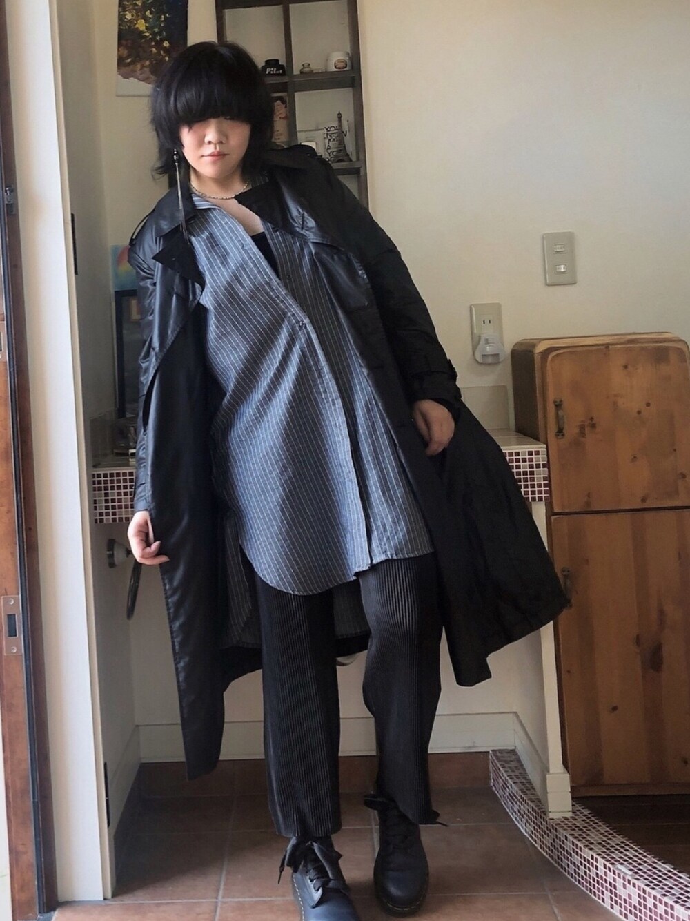 「ママコーデ、Avail、アベイル、シャツワンピ、ブラック、Dr.Martens、メンズライク、レイヤードスタイル、パンツスタイル、おしゃれさんと繋がりたい」｜「Availのアイテム（シャツワンピース、グレー系）」を使った、sarryさん（レディース・162cm）の秋コーディネートの1枚目の写真