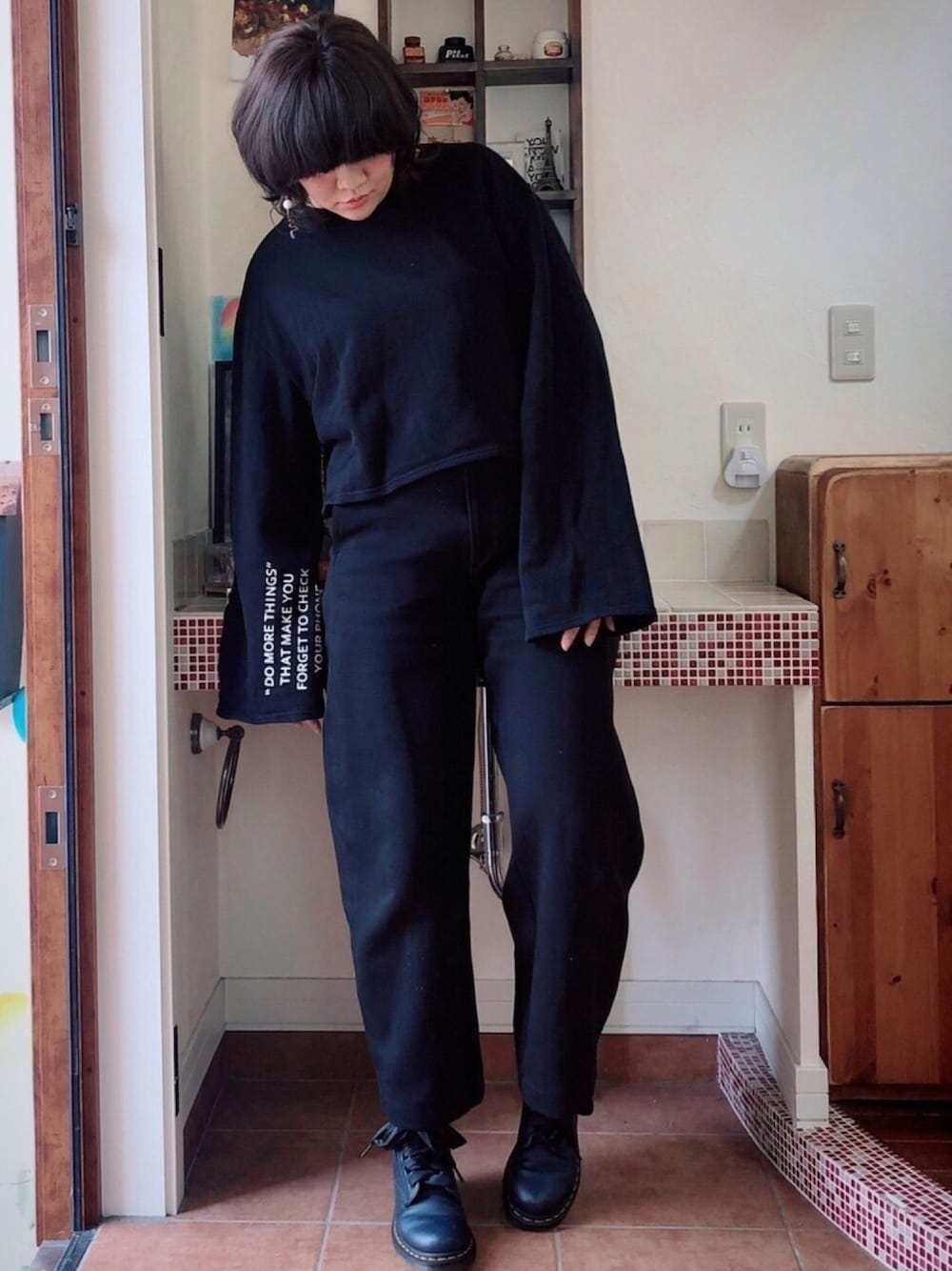 「シンプルコーデ、オトナ女子、ママコーデ、オールブラック、SLY、UNIQLO、カーブパンツ、ブラックコーデ、おしゃれさんと繋がりたい、いいね、save、フォローお願いします🤑」｜「SLYのFORGET YOUR PHONE SWEAT L/T（Tシャツ/カットソー、ブラック系）」を使った、sarryさん（レディース・162cm）の秋コーディネートの1枚目の写真