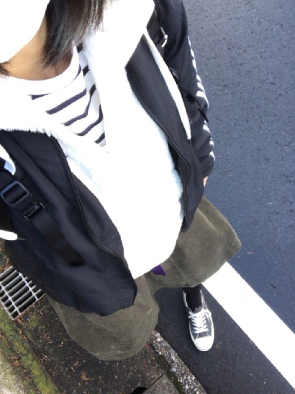 「カジュアル、寒い、スニーカー、高身長女子、adidas、コーデュロイ、ジャックパーセル」｜「BEAMSの∀adidas × BEAMS / 別注 ナイロン トラックジャケット（ナイロンジャケット、ブラック系）」を使った、あい㌧さん（レディース・171cm）の冬コーディネートの1枚目の写真