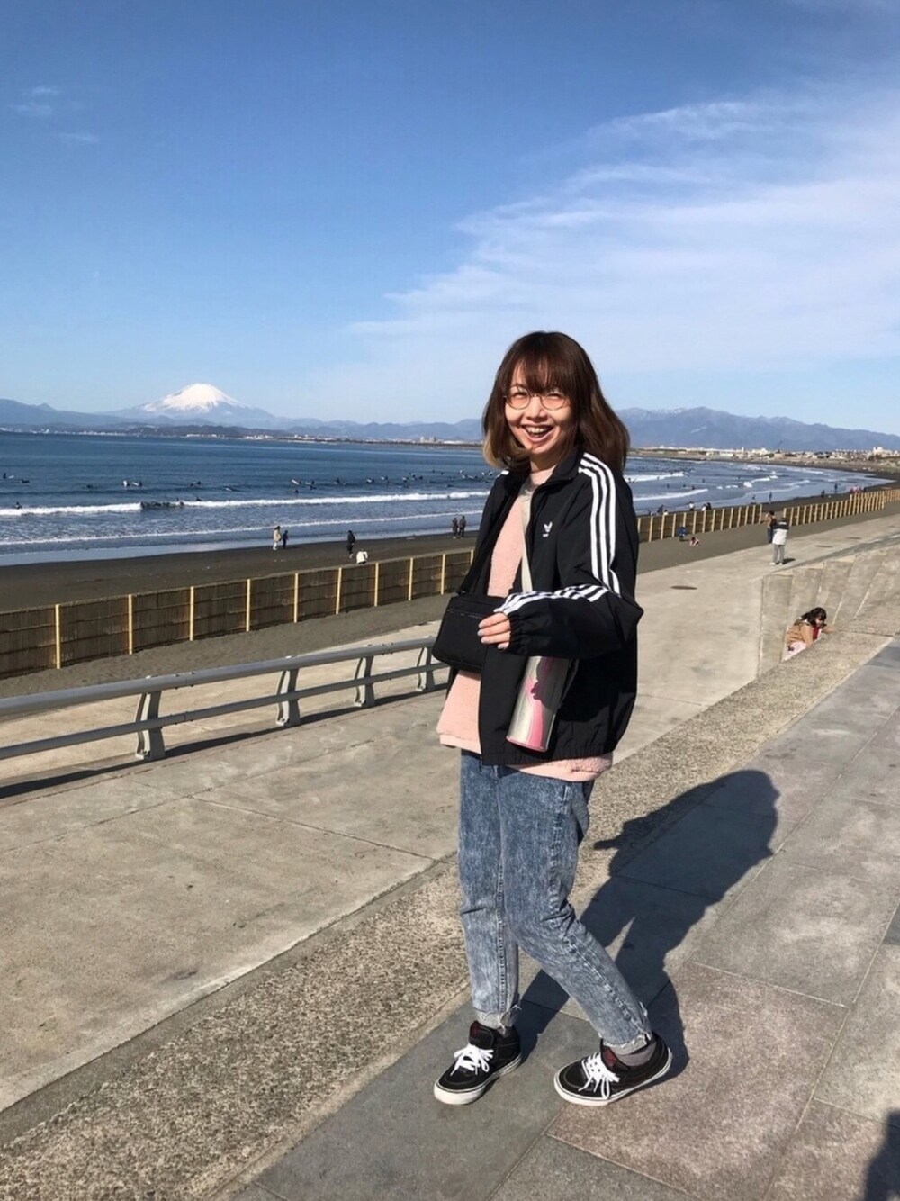 「スニーカー、ケミカルウォッシュ、ボーイッシュ、もこもこ、VANS、海、adidas、スポーツミックス」｜「BEAMSの∀adidas × BEAMS / 別注 ナイロン トラックジャケット（ナイロンジャケット、ブラック系）」を使った、あい㌧さん（レディース・171cm）の冬コーディネートの1枚目の写真
