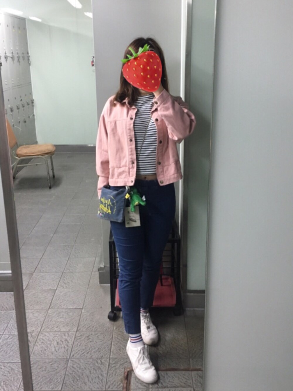 「pink、white、black and white、blue」｜「no brandのアイテム（Tシャツ/カットソー、ブラック系）」を使った、イチコ🌿🍓さん（レディース・155cm）の春コーディネートの1枚目の写真