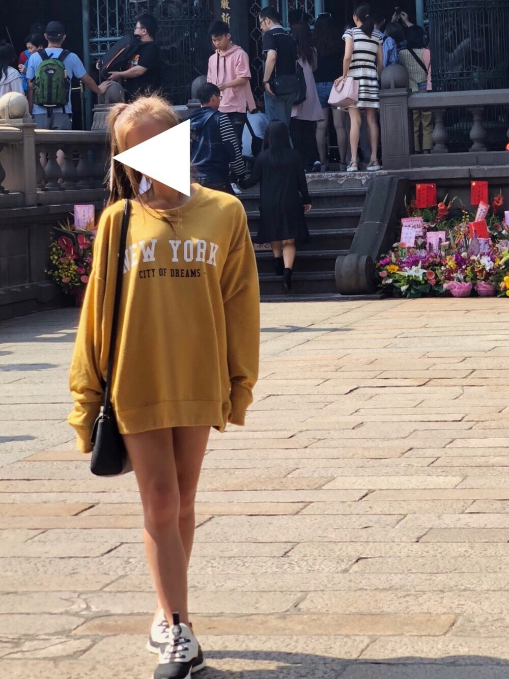 「kids、lookbook、summer、STYLE」｜「PULL&BEARのアイテム（スウェット、ゴールド系）」を使った、Kevina Wongさん（キッズ・142cm）の夏コーディネートの1枚目の写真