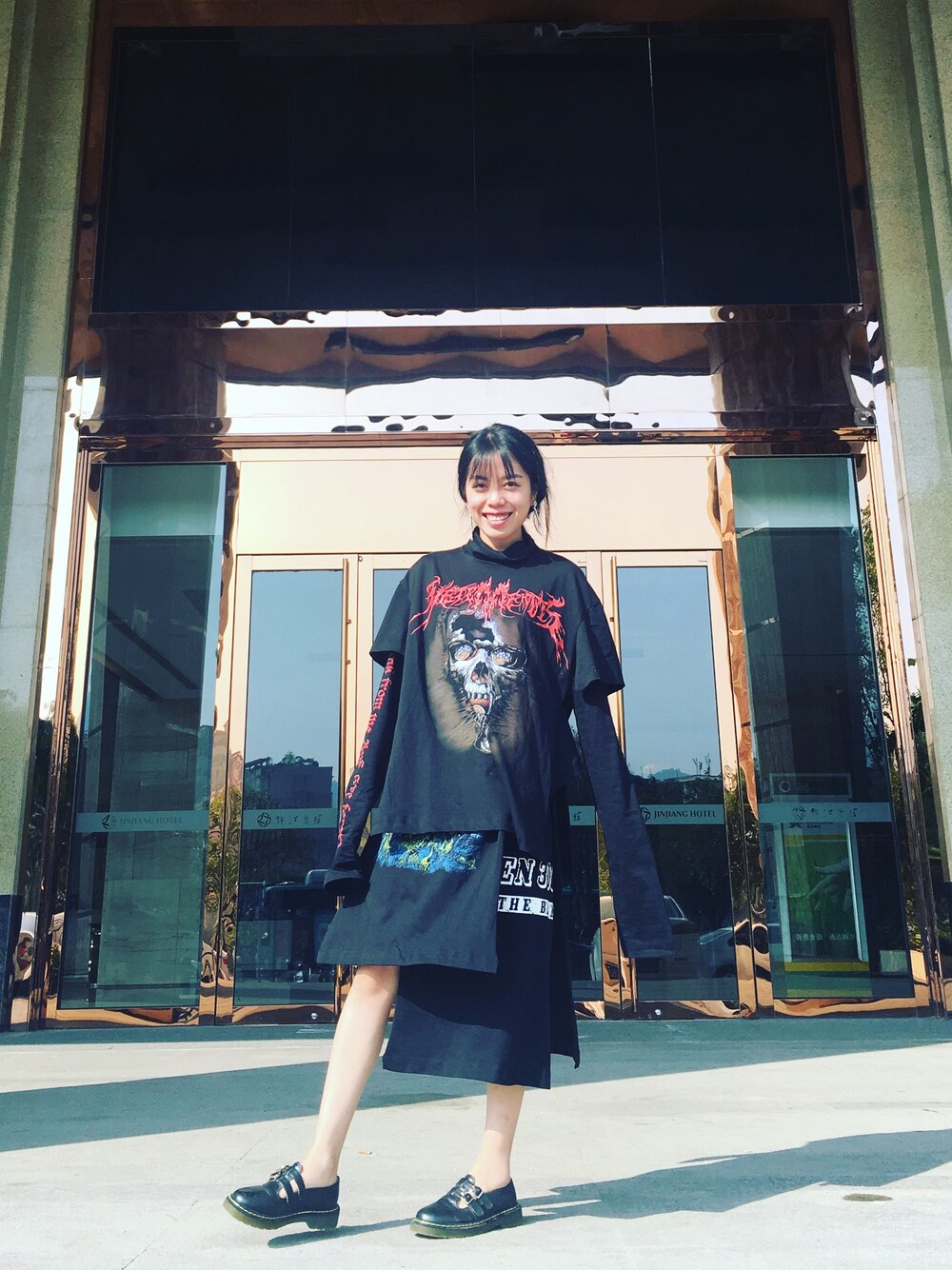 「vetements」｜「VETEMENTSのアイテム（ワンピース、ブラック系）」を使った、老五小姐的vintageさん（レディース・163cm）の冬コーディネートの1枚目の写真