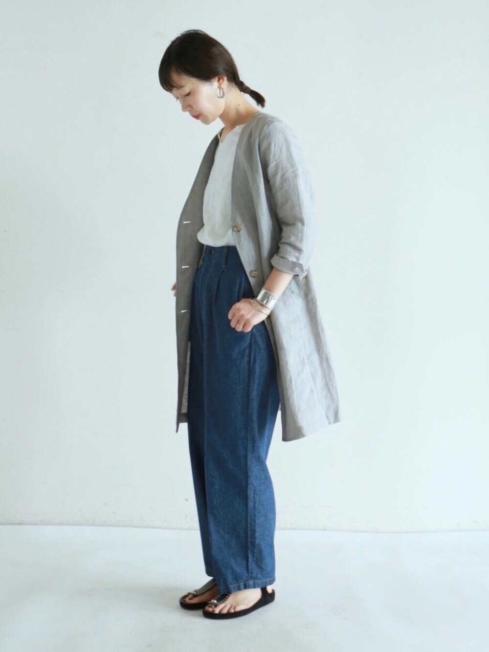 「刺繍、ハイウエスト、大人カジュアル、休日コーデ、ootd、シンプルスタイル、リネンコート、ラクチンコーデ、ワイドデニム」｜「FIL DE FERの綿麻デニム タックテーパードデニム（デニムパンツ、ブルー系）」を使った、iida.さん（レディース・163cm）の夏コーディネートの1枚目の写真