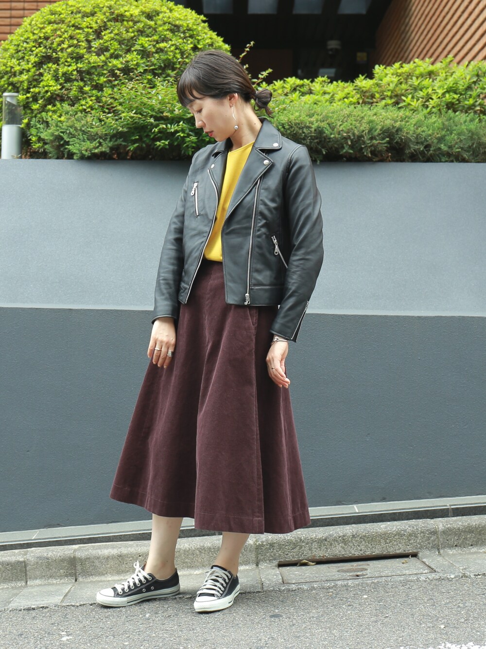 「フレアスカート、コーデュロイ、秋のコーデ、ライダースジャケット、スニーカーコーデ、休日スタイル、ブラウン、ootd、ミモレ丈スカート、オトナカジュアル」｜「NOMBRE IMPAIRのT/Rワッフル2WAY　プルオーバー（Tシャツ/カットソー、イエロー系）」を使った、iida.さん（レディース・163cm）の秋コーディネートの1枚目の写真