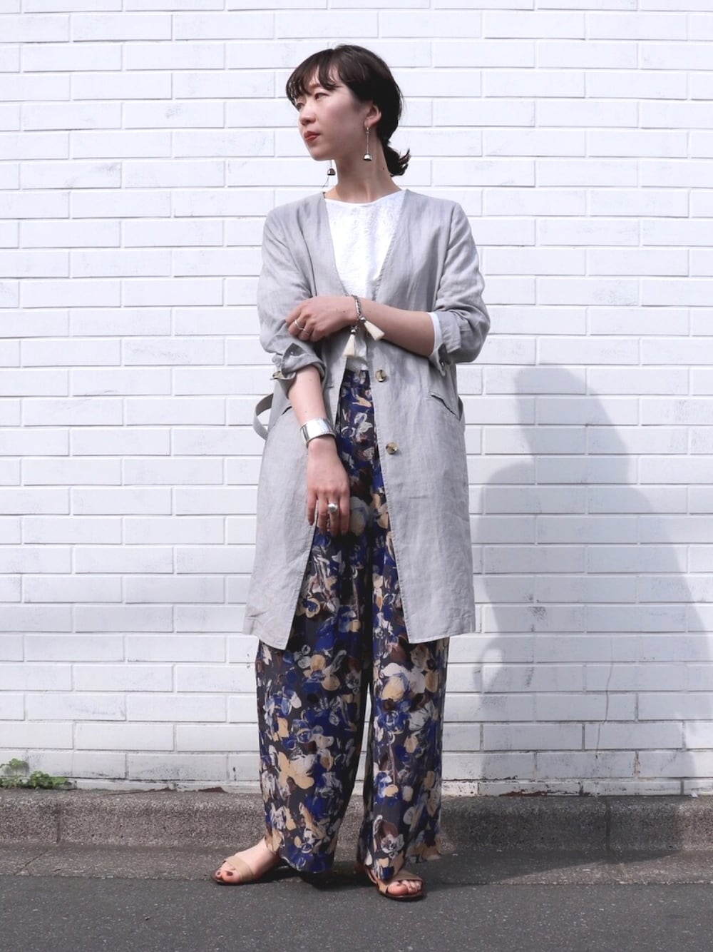 「柄パンツ、刺繍、ワイドパンツ、サンダル、リネン、ラフ、カジュアルアップ、リラックススタイル、ootd、オトナカジュアル」｜「NOMBRE IMPAIRのペイントフラワープリント　ワイドパンツ（その他パンツ、ブルー系）」を使った、iida.さん（レディース・163cm）の春コーディネートの1枚目の写真