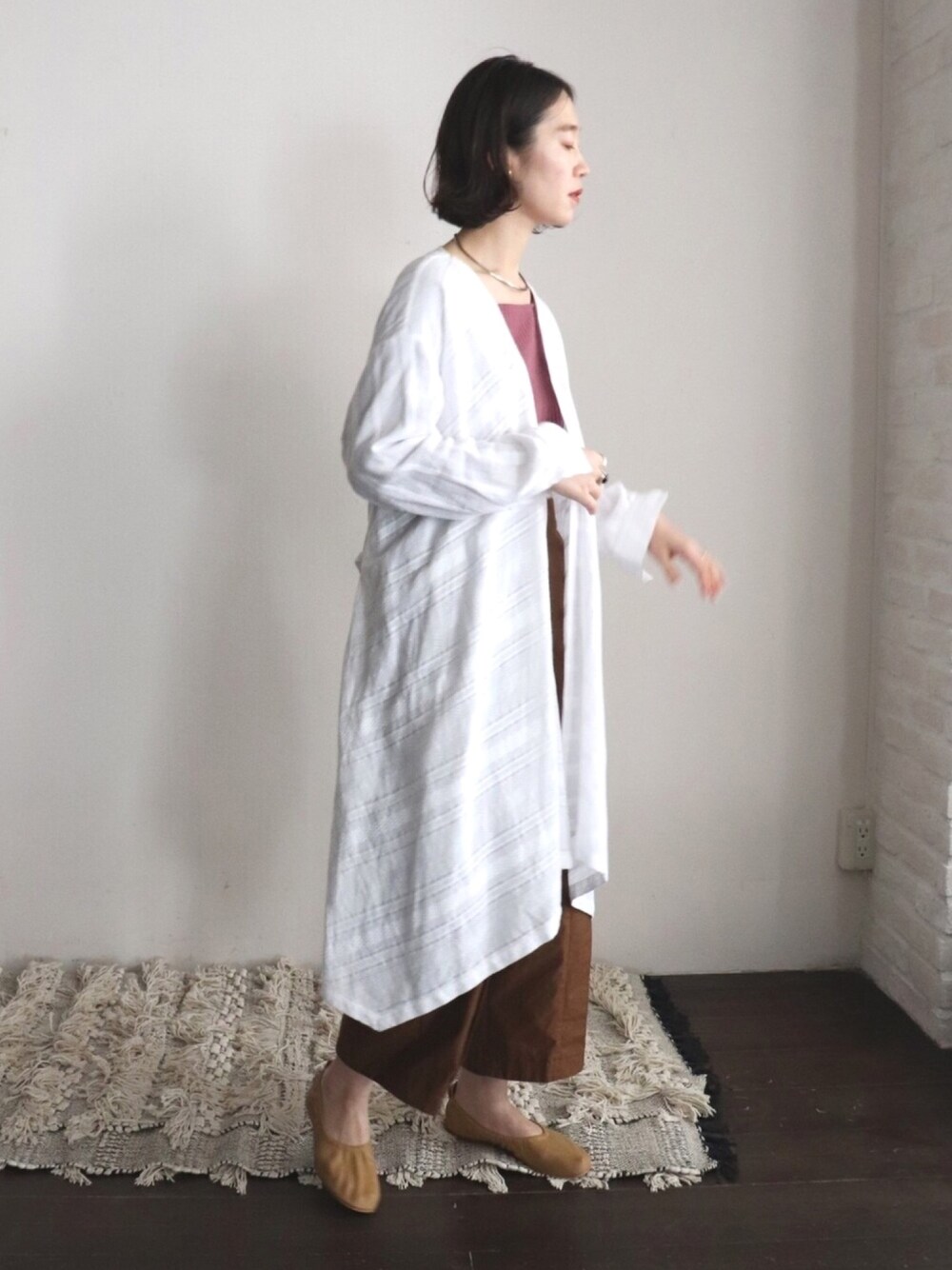 「フラットシューズ、ガウン、大人カジュアル、休日スタイル、ootd、春コーデ、ラフコーデ、白ブラウス、ラクチンコーデ」｜「NOMBRE IMPAIRのサッカーテレコ スクエアカットソー（Tシャツ/カットソー、ピンク系）」を使った、iida.さん（レディース・163cm）の冬コーディネートの1枚目の写真