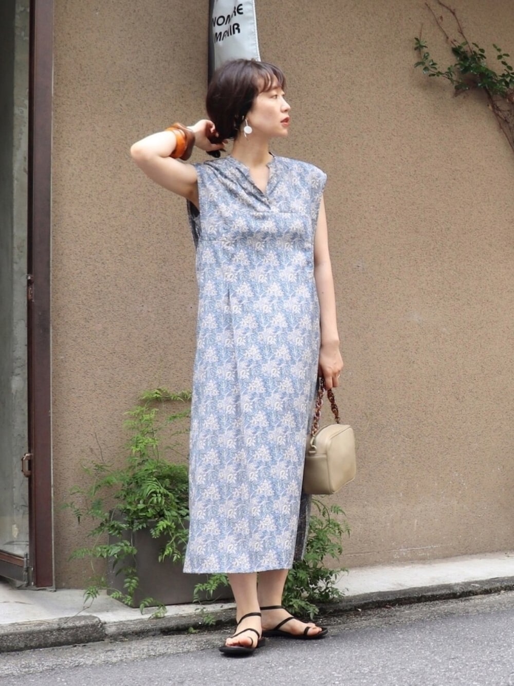 「夏コーデ、大人カジュアル、ワンピース、サンダル、きれいめカジュアル、オトナカジュアル、ootd、outfit」｜「NOMBRE IMPAIRのシックトーンフラワー スタンドネックワンピース（ワンピース、パープル系）」を使った、iida.さん（レディース・163cm）の夏コーディネートの1枚目の写真