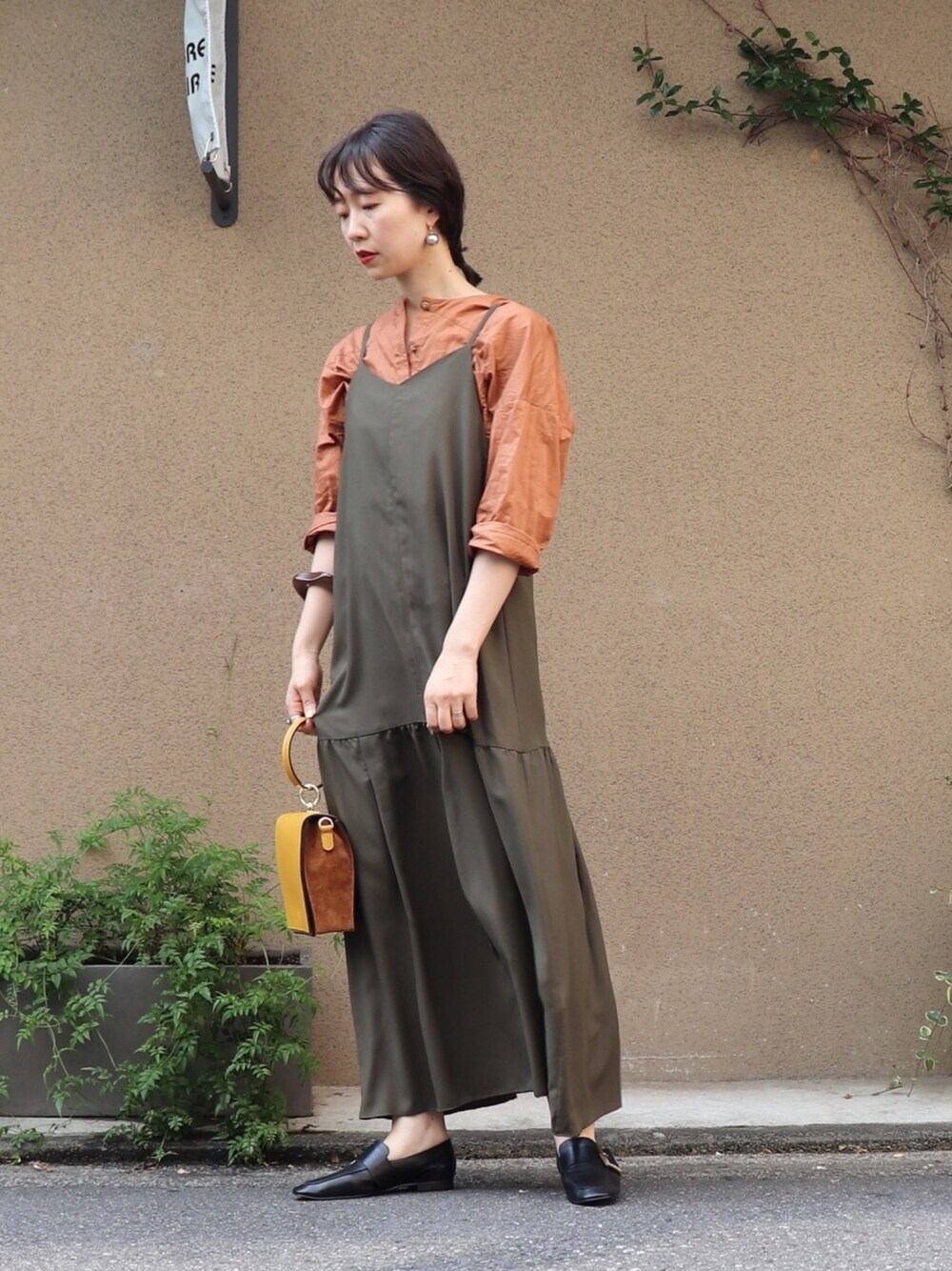 「キャミワンピース、カジュアルコーデ、大人カジュアル、秋コーデ、ootd、シンプル、マキシ丈ワンピース、秋色」｜「NOMBRE IMPAIRのヌーディスバックサテン　マキシワンピース（ワンピース、グリーン系）」を使った、iida.さん（レディース・163cm）の夏コーディネートの1枚目の写真