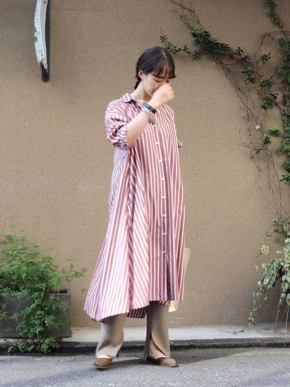 「秋のコーデ、ストライプ、シャツワンピ、ブラウンコーデ、ootd、オトナカジュアル、休日スタイル、スリットパンツ」｜「NOMBRE IMPAIRのアイテム（シャツワンピース、ブラウン系）」を使った、iida.さん（レディース・163cm）の秋コーディネートの1枚目の写真