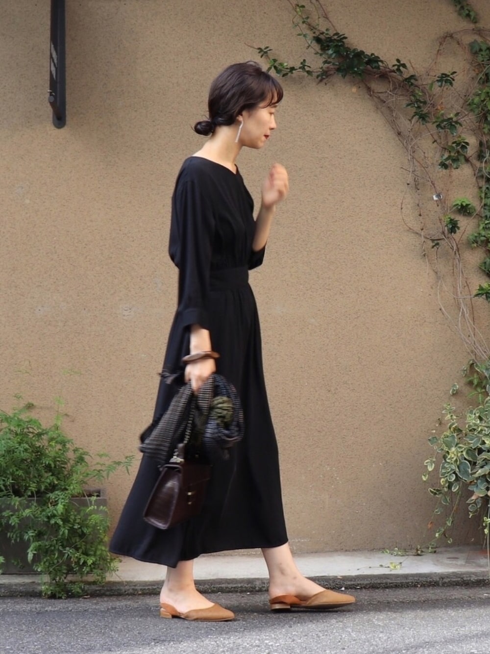 「ブラックドレス、オケージョン、ワンピース、結婚式、ootd、大人カジュアル、モノトーン」｜「NOMBRE IMPAIRの【BBM】ヴィンテージツイスト　切り替えワンピース（ドレス、ブラック系）」を使った、iida.さん（レディース・163cm）の秋コーディネートの1枚目の写真
