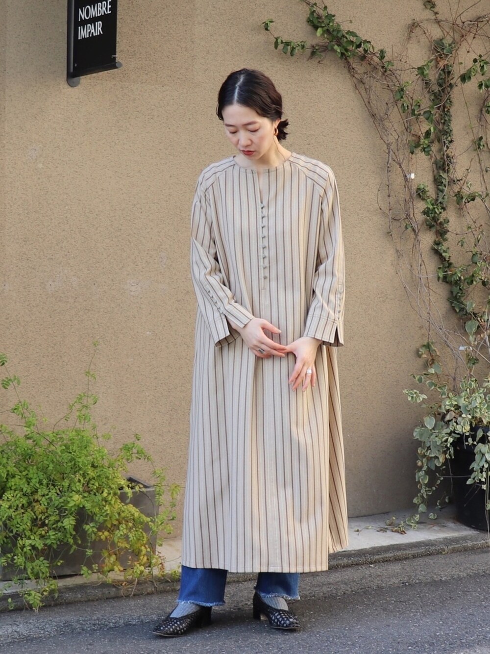 「オトナカジュアル、シンプルコーデ、ootd、ロングワンピース、フレアワンピース、ストライプ、休日スタイル、デニム、カジュアルコーデ、春コーデ」｜「NOMBRE IMPAIRのカナパストライプ　ロングワンピース（ワンピース、ブラウン系）」を使った、iida.さん（レディース・163cm）の冬コーディネートの1枚目の写真