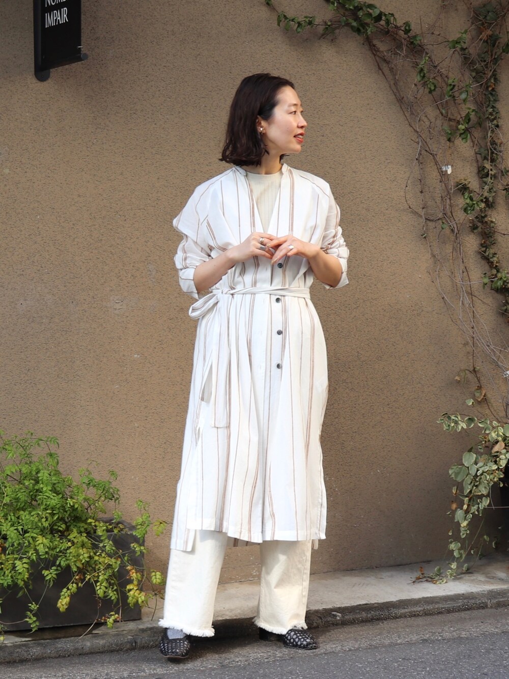 「大人カジュアル、ラフ、ホワイト、ワントーンコーデ、ホワイトコーデ、ootd、outfit、休日スタイル、レイヤードスタイル」｜「NOMBRE IMPAIRのストライプ刺繍 スタンドカシュクールワンピース（シャツワンピース、ホワイト系）」を使った、iida.さん（レディース・163cm）の春コーディネートの1枚目の写真