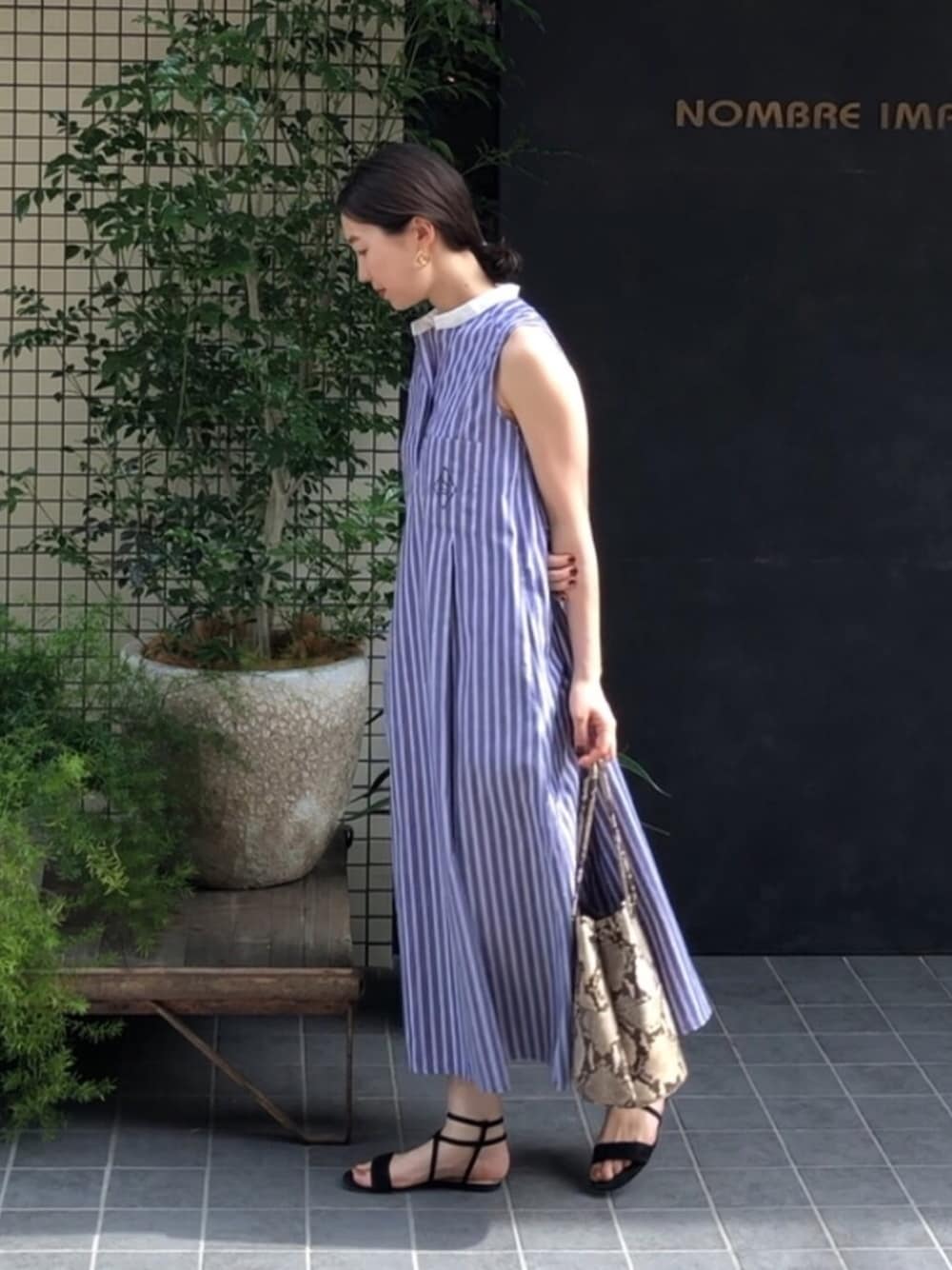 「カジュアルコーデ、ワンマイルウェア、ストライプ、シャツワンピ、ワンピース、夏コーデ、ノースリーブ、サンダル、パイソン柄、ストライプワンピース」｜「NOMBRE IMPAIRのスラブストライプ ノースリロングワンピース（ワンピース、ブルー系）」を使った、iida.さん（レディース・163cm）の春コーディネートの1枚目の写真
