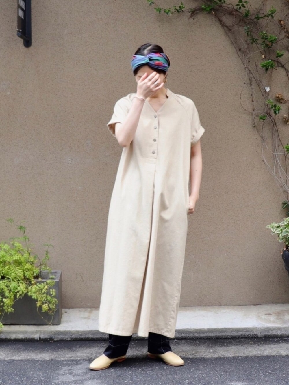 「カジュアルコーデ、ロングワンピース、シンプルコーデ、大人カジュアル、リラックススタイル、バンダナ、ベージュ、夏、ootd、スカーフ」｜「NOMBRE IMPAIRのC/麻シャンブレー シャーリングワンピース（ワンピース、ベージュ系）」を使った、iida.さん（レディース・163cm）の春コーディネートの1枚目の写真