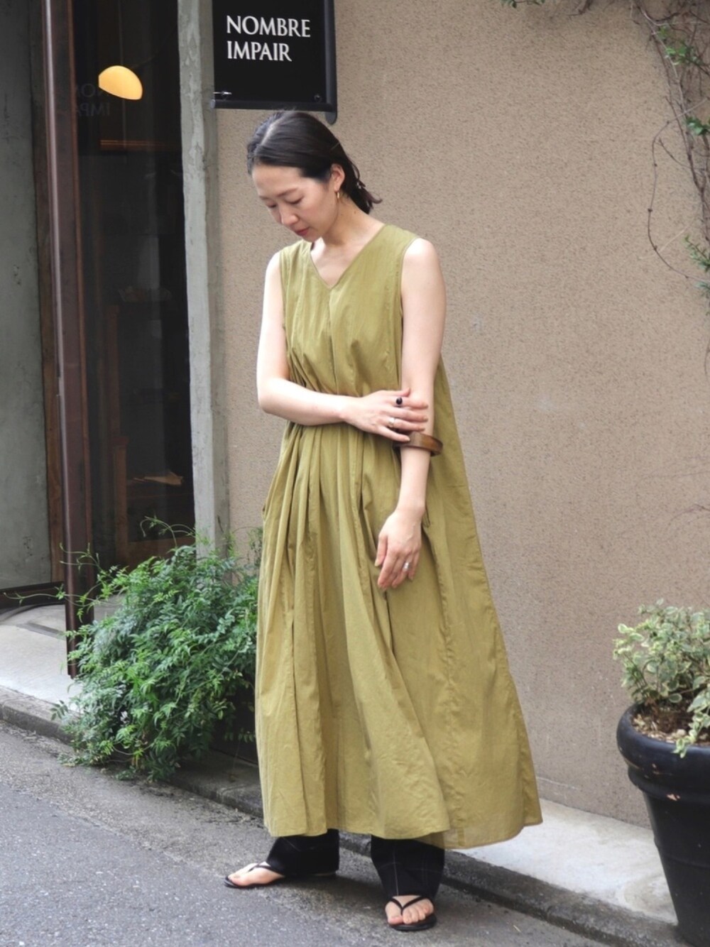 「大人カジュアル、休日スタイル、楽チンコーデ、シンプルコーデ、グリーン、フレアワンピース、カーキ、ワンピース、サンダル、カラーワンピース」｜「NOMBRE IMPAIRのコットンボイル　パネルフレアワンピース（ワンピース、グリーン系）」を使った、iida.さん（レディース・163cm）の夏コーディネートの1枚目の写真