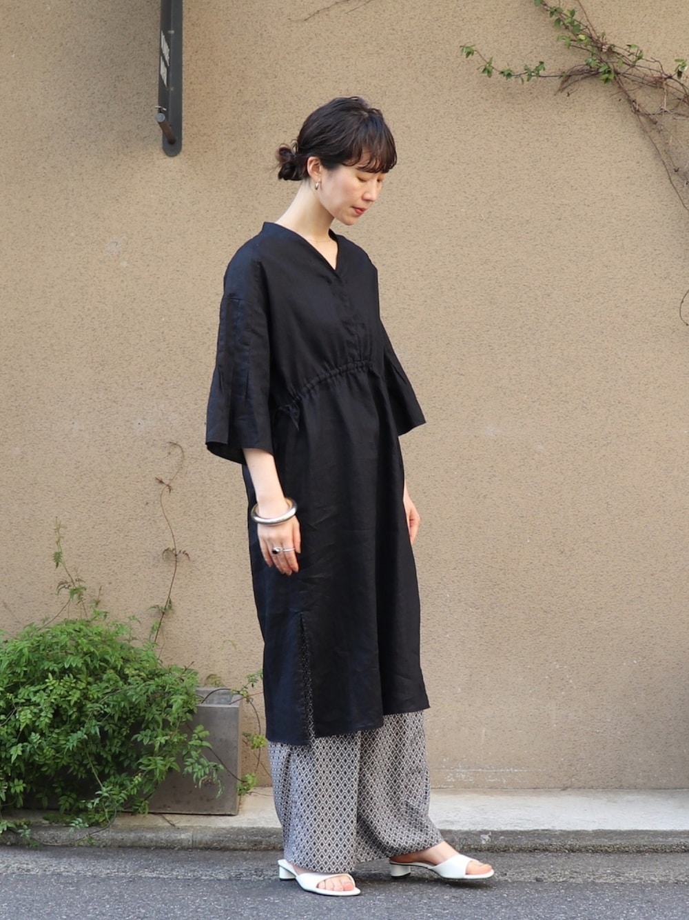 「春コーデ、ブラック、ワンピース、フレアスリーブ、リラックススタイル、ワイドパンツ、カジュアル、ootd、オトナカジュアル、リネン」｜「NOMBRE IMPAIRのブラックリネン 6分袖ワンピース（ワンピース、ブラック系）」を使った、iida.さん（レディース・163cm）の春コーディネートの1枚目の写真