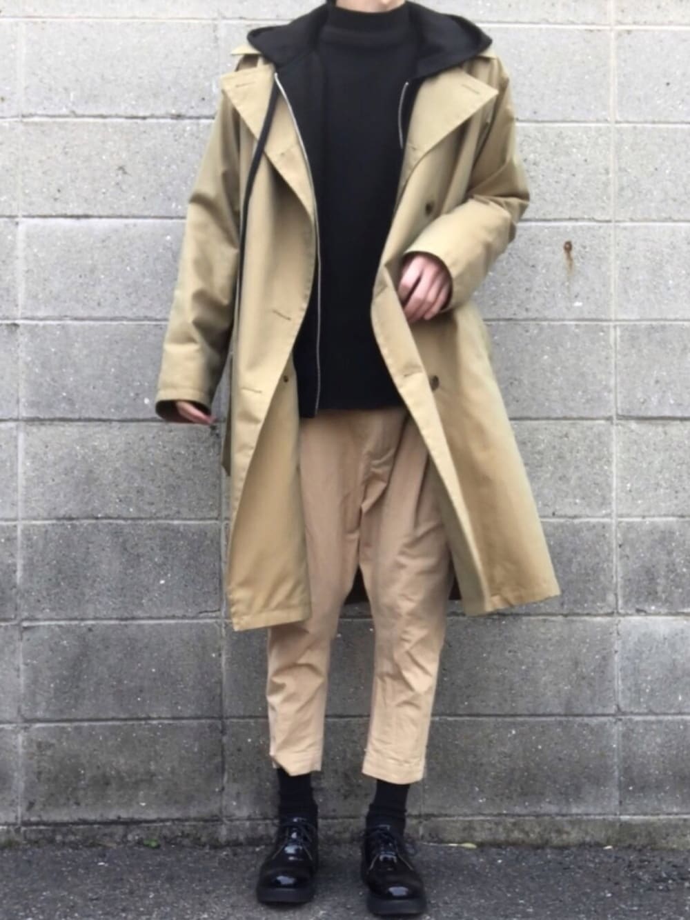 「トレンチコート、パーカー、タートルネック、サルエルパンツ、ツイルパンツ、ドレスシューズ、ビッグシルエット、ベージュ×ブラック」｜「ADAM ET ROPE'のステンカラーコート（ステンカラーコート、ベージュ系）」を使った、kulaさん（メンズ・173cm）の春コーディネートの1枚目の写真