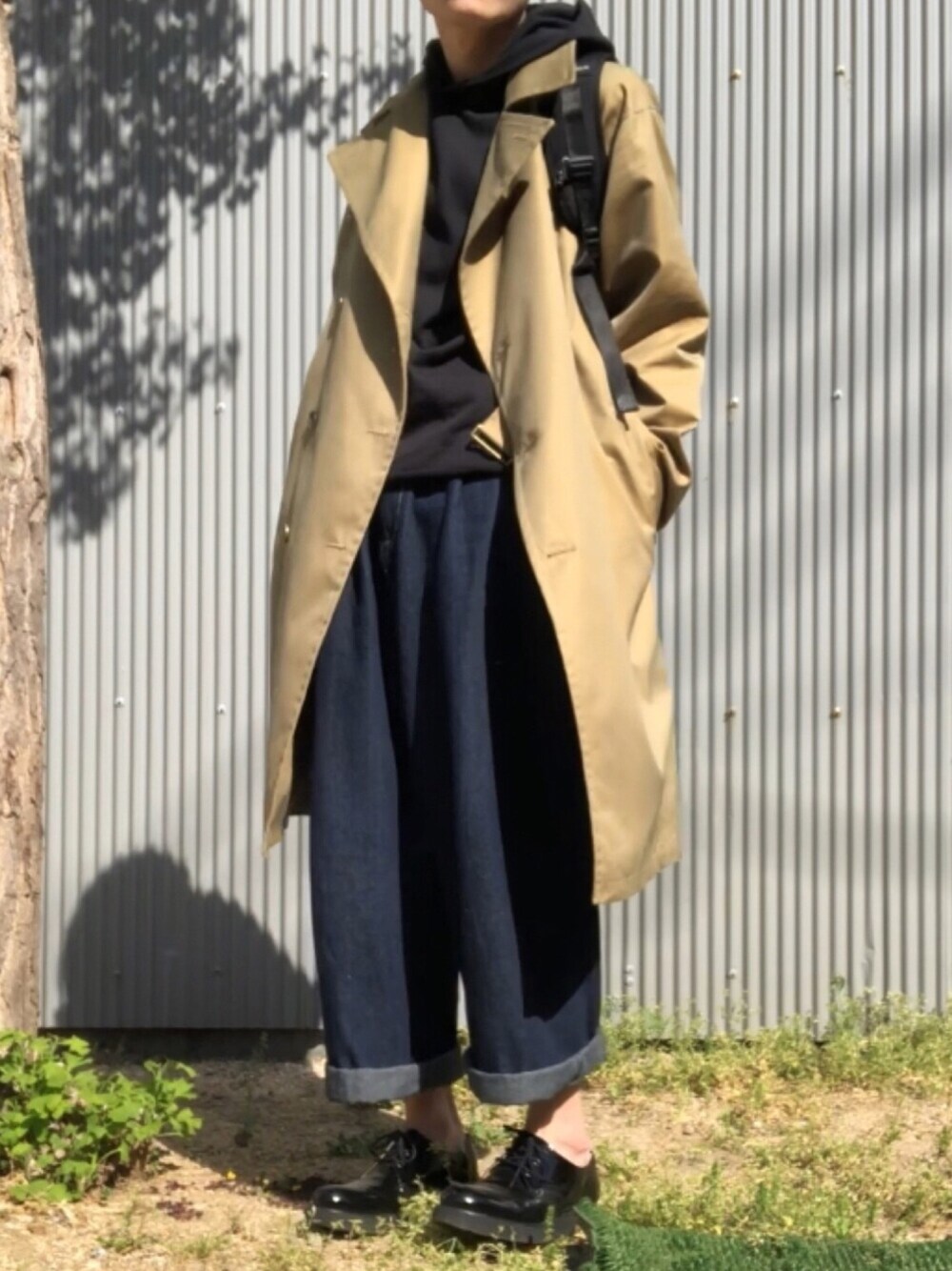 「トレンチコート、黒パーカー、ワイドデニム、テーパードパンツ、ドレスシューズ、バックパック、ロールアップ、きれいめカジュアル」｜「ADAM ET ROPE'のステンカラーコート（ステンカラーコート、ベージュ系）」を使った、kulaさん（メンズ・173cm）の春コーディネートの1枚目の写真