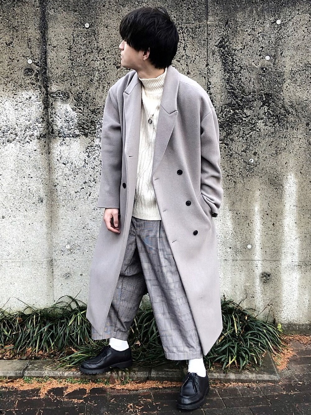 グレー系のチェスターコート、ホワイト系のニット/セーター、その他のその他パンツを着用したメンズの冬コーディネートの1枚目の写真