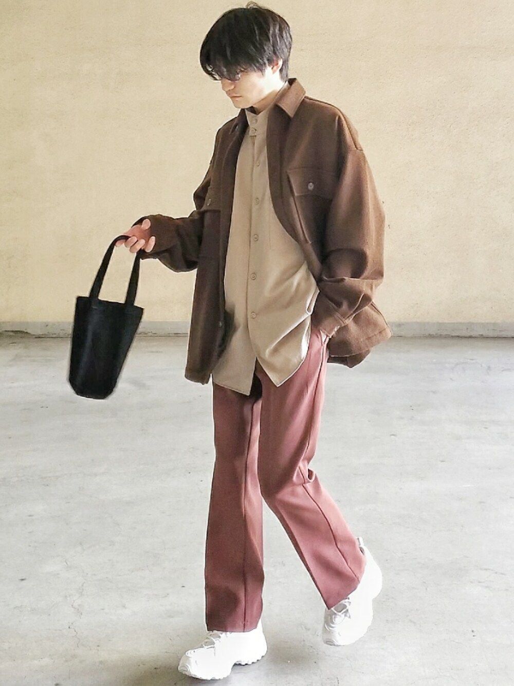 「秋のマイ旬スタイル、秋のコーデ、ブラウンコーデ、ワントーンコーデ、フレアパンツ、白スニーカー」｜「SENSE OF PLACE by URBAN RESEARCHのNewzealandwoolCPOジャケット（ミリタリージャケット、ブラウン系）」を使った、kulaさん（メンズ・173cm）の秋コーディネートの1枚目の写真