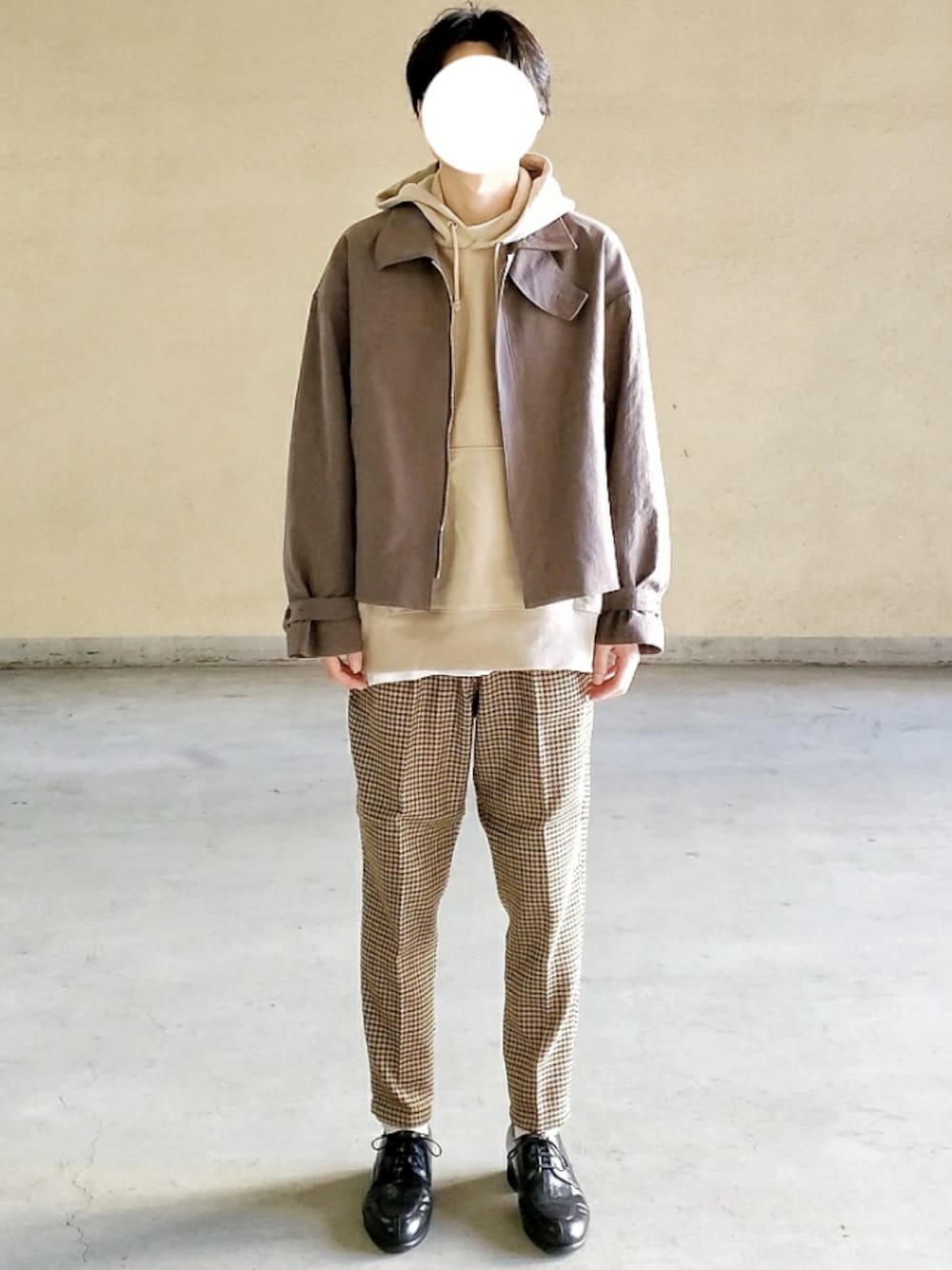 「秋冬コーデ、ブラウンコーデ、パーカー、ショートブルゾン、チエックパンツ、レイヤードスタイル」｜「LIDNMのNYLON OX SHORT BLOUSON（ブルゾン、ブラウン系）」を使った、kulaさん（メンズ・173cm）の秋コーディネートの1枚目の写真