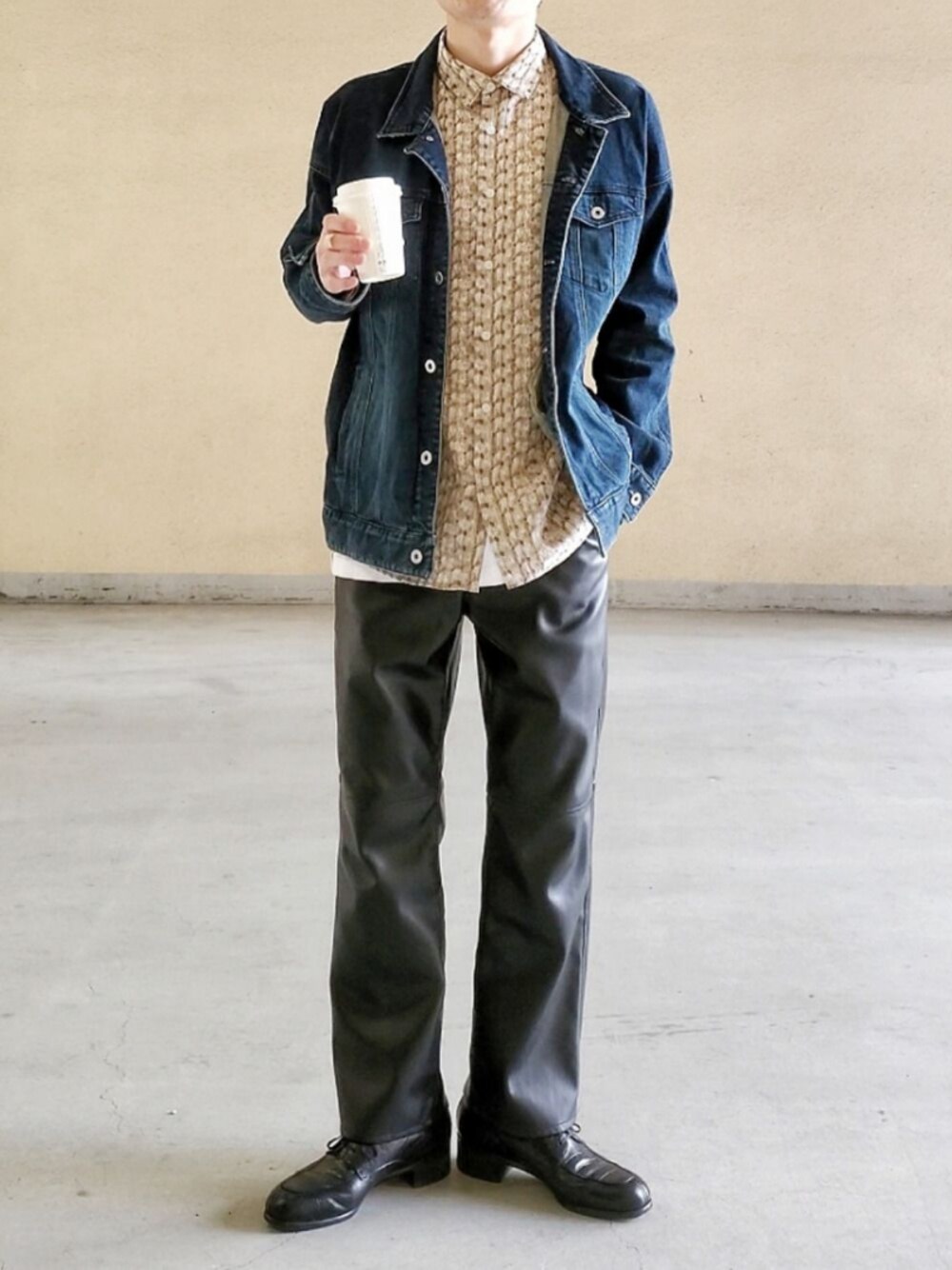 「デニムジャケット、柄シャツ、レザーパンツ、カジュアル、春コーデ」｜「NO ID.のmj4821-ｽﾄﾚｯﾁﾃﾞﾆﾑUSED加工Gｼﾞｬﾝ（デニムジャケット、ブルー系）」を使った、kulaさん（メンズ・173cm）の冬コーディネートの1枚目の写真