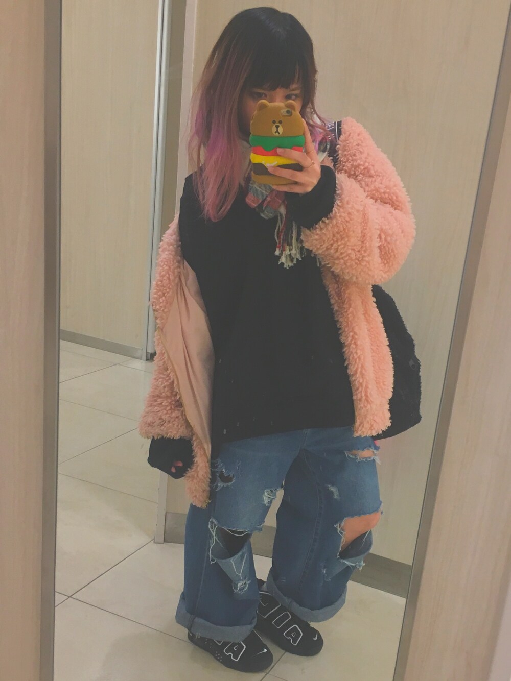 ピンク系のブルゾン、ブラック系のパーカー、ブラック系のバックパック/リュックを着用したレディースの冬コーディネートの1枚目の写真