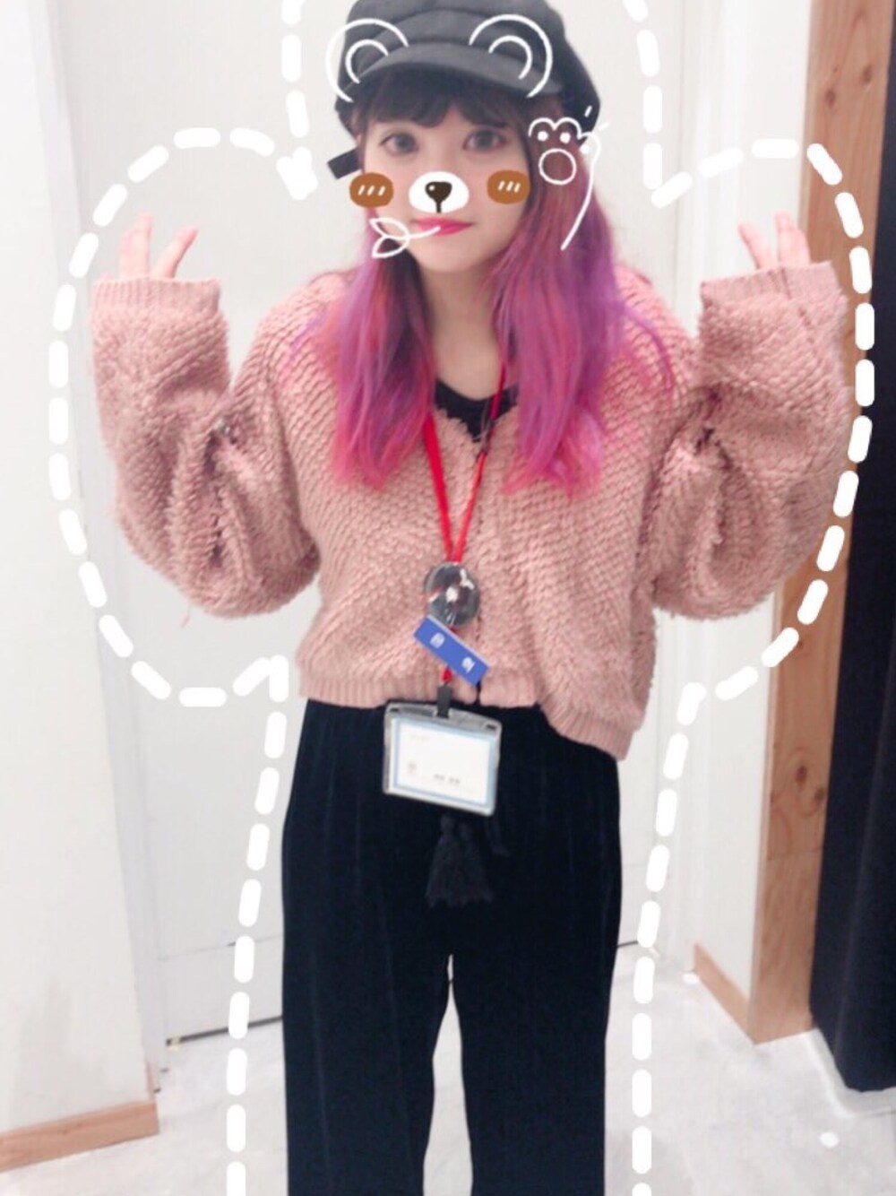 ピンク系のカーディガン/ボレロ、ブラック系のその他パンツ、ブラック系のキャスケットを着用したレディースの春コーディネートの1枚目の写真