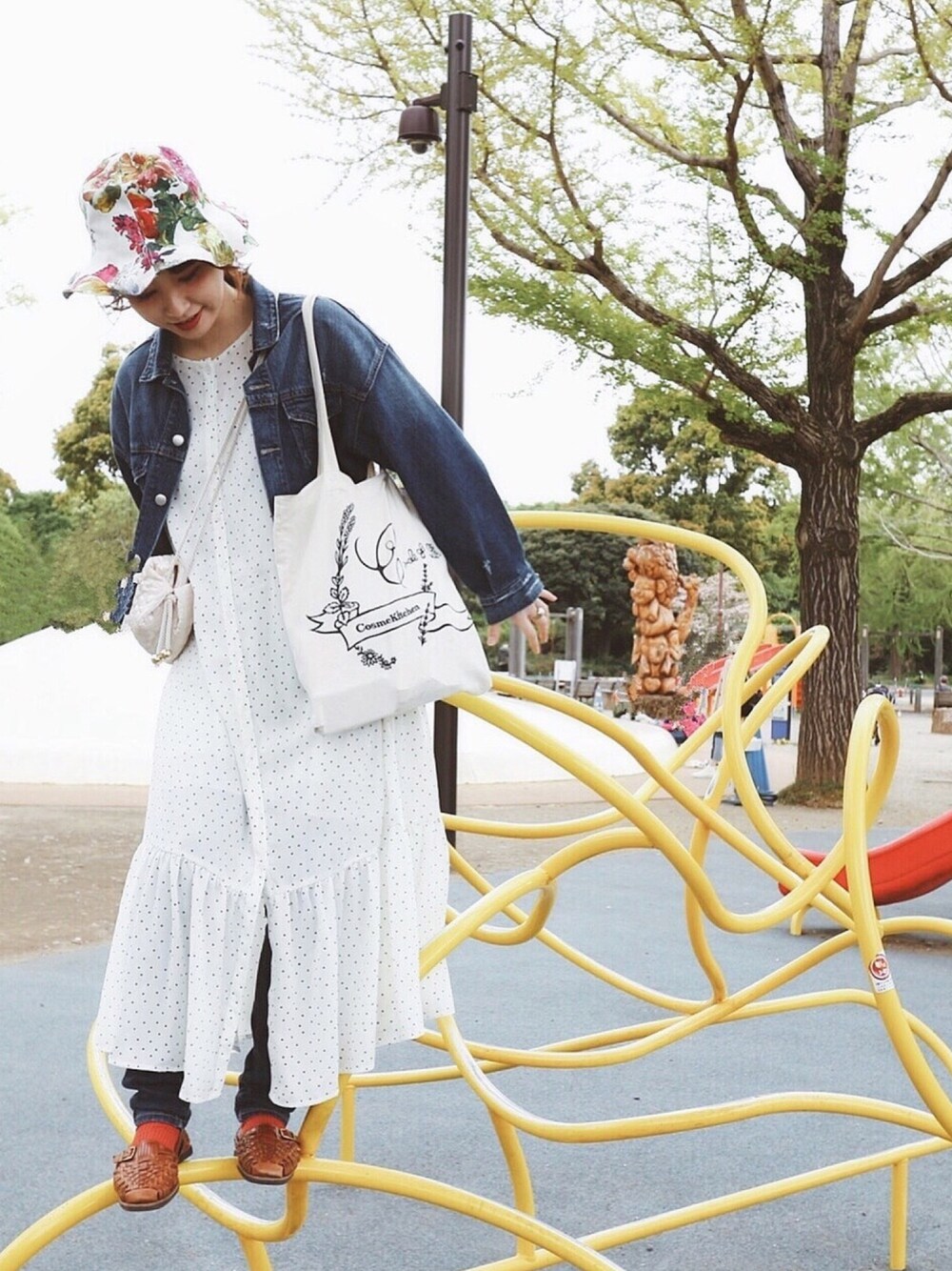 「LOWRYS FARM、カオリノモリ、カオリノモリSTAFF、ドット、ワンピース、デニム、デニムジャケット、バケットハット、used、スキニーデニム」｜「kaorinomoriのアイテム（帽子、ホワイト系）」を使った、panさん（レディース・162cm）の春コーディネートの1枚目の写真