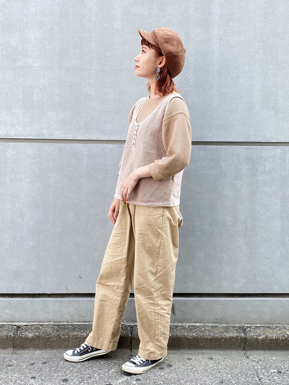 ベージュ系のベスト、ブラウン系のTシャツ/カットソー、ベージュ系のチノパンツを着用したレディースの秋コーディネートの1枚目の写真