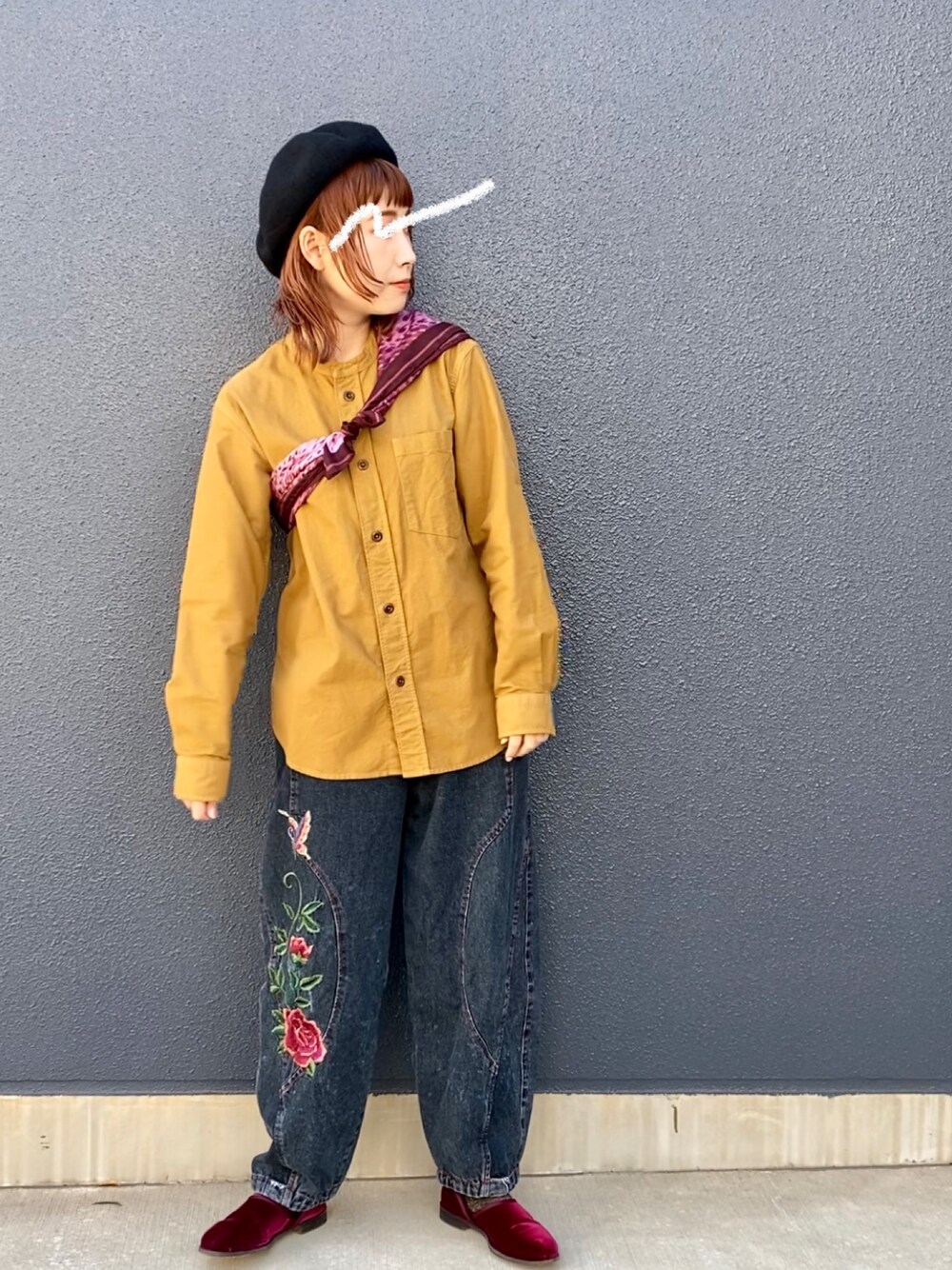 オレンジ系のシャツ/ブラウス、ブルー系のデニムパンツ、レッド系のシューズを着用したレディースの秋コーディネートの1枚目の写真