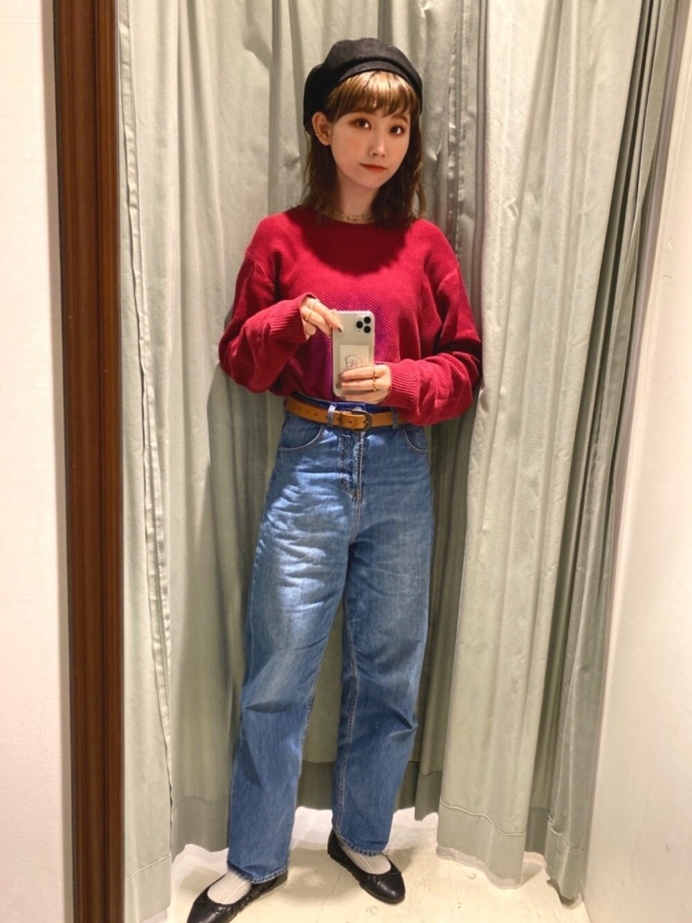 レッド系のTシャツ/カットソー、ブルー系のデニムパンツ、ブラック系のバレエシューズを着用したレディースの冬コーディネートの1枚目の写真