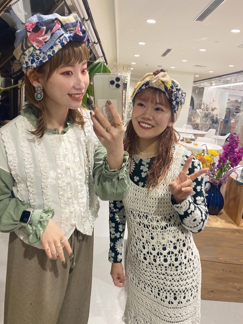 ホワイト系のベスト、ベージュ系のパンツ、グリーン系のシャツ/ブラウスを着用したレディースの冬コーディネートの1枚目の写真