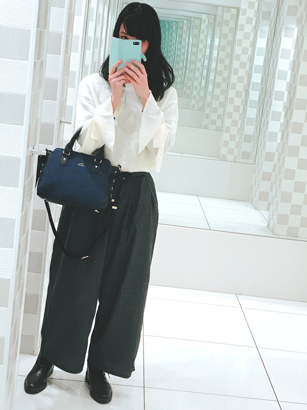 「earth music&ecologyの・グレンチェックワイドパンツ（その他パンツ、グレー系）」を使った、rainさん（レディース・165cm）の冬コーディネートの1枚目の写真