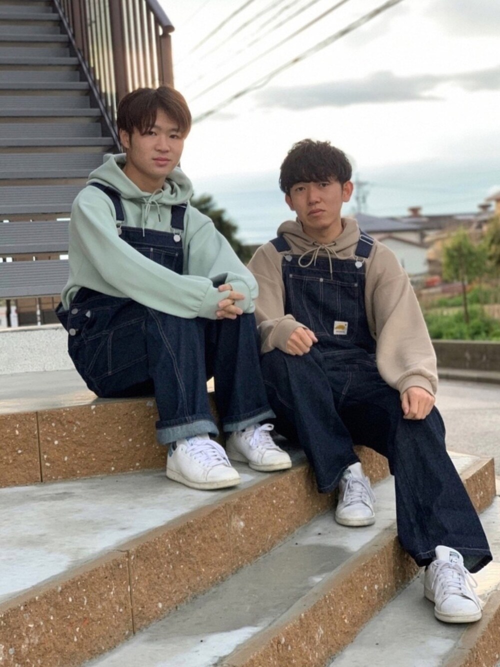 「シンプルコーデ、pairpair、オーバーオール、春コーデ、おしゃれさんと繋がりたい、スニーカー、デニム、休日スタイル、ootd、今日のコーデ」｜「PairPairのワッペン付きオーバーオール2（ユニセックス）（サロペット/オーバーオール、ブルー系）」を使った、kuroさん（メンズ・175cm）の春コーディネートの1枚目の写真