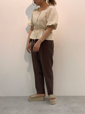 「one after another NICE CLAUP（ワンアフターアナザーナイスクラップ）のアイテム（スラックス、ブラウン系）」を使った、安部麻未奈さん（レディース・152cm）の春コーディネート