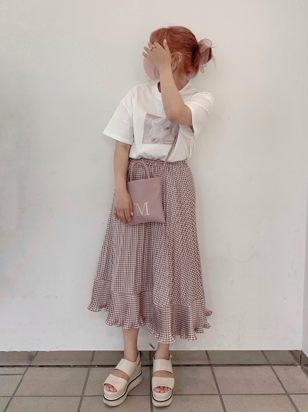 その他のTシャツ/カットソー、ブラウン系のスカート、その他のショルダーバッグを着用したレディースの夏コーディネートの1枚目の写真