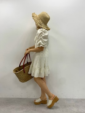 「小花柄」｜「アイテム（キャップ）」を使った、安部麻未奈さん（レディース・152cm）の春コーディネート