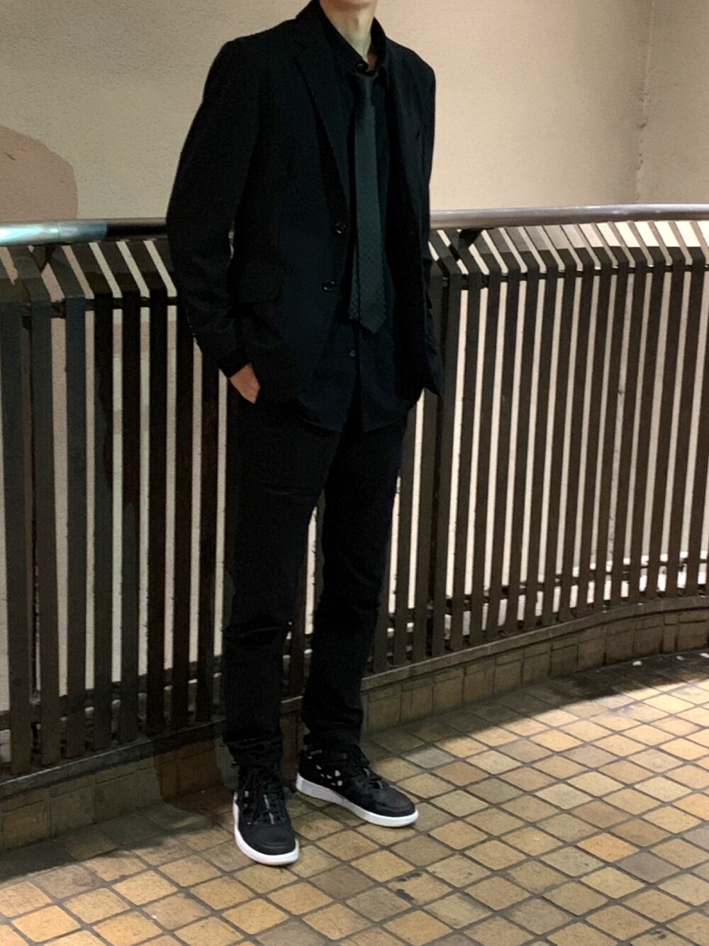 ブラック系のスニーカー、ブラック系のチノパンツ、ブラック系のシャツ/ブラウスを着用したメンズの秋コーディネートの1枚目の写真