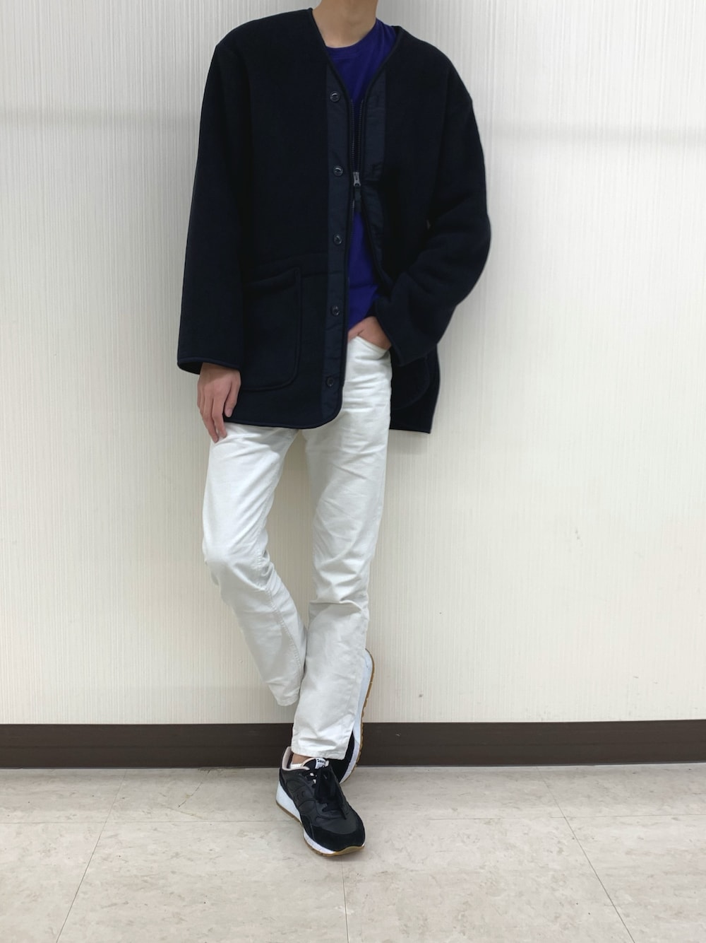 ブラック系のスニーカー、ホワイト系のチノパンツ、ブルー系のTシャツ/カットソーを着用したメンズの秋コーディネートの1枚目の写真