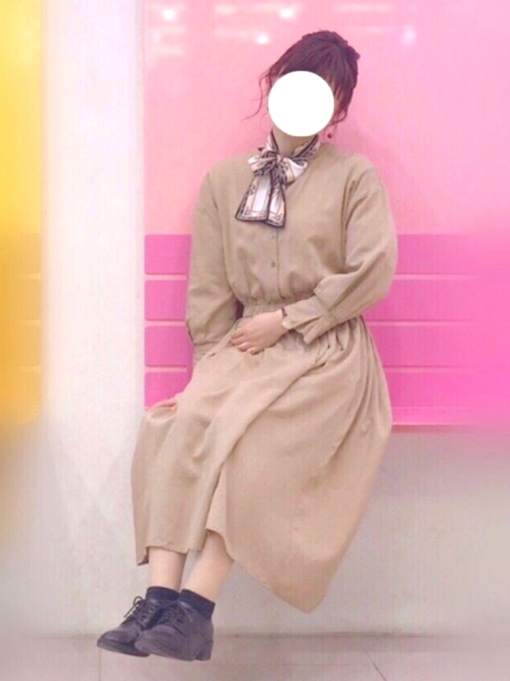 「春コーデ、シンプル、ワンピース、スカーフ、韓国、大人カジュアル、きれいめカジュアル、ルクールブラン、ヘアアレンジ」｜「le.coeur blancのリヨセルフロントボタンスキッパーワンピース（ワンピース、ベージュ系）」を使った、ｓｈｉｈｏ*さん（レディース・159cm）の春コーディネートの1枚目の写真