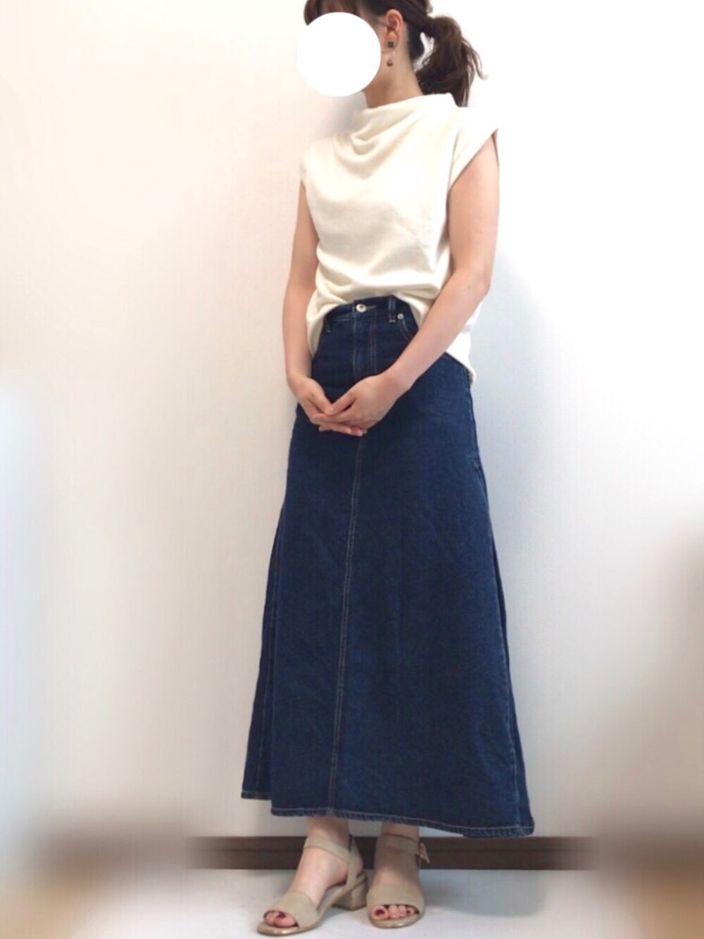 「夏コーデ、シンプル、大人カジュアル、ロングスカート、デニムスカート、ニットタンク、フレンチスリーブ、ポニーテール」｜「N.（N. Natural Beauty Basic）の◆サイドフレアデニムマキシスカート（デニムスカート、ブルー系）」を使った、ｓｈｉｈｏ*さん（レディース・159cm）の夏コーディネートの1枚目の写真