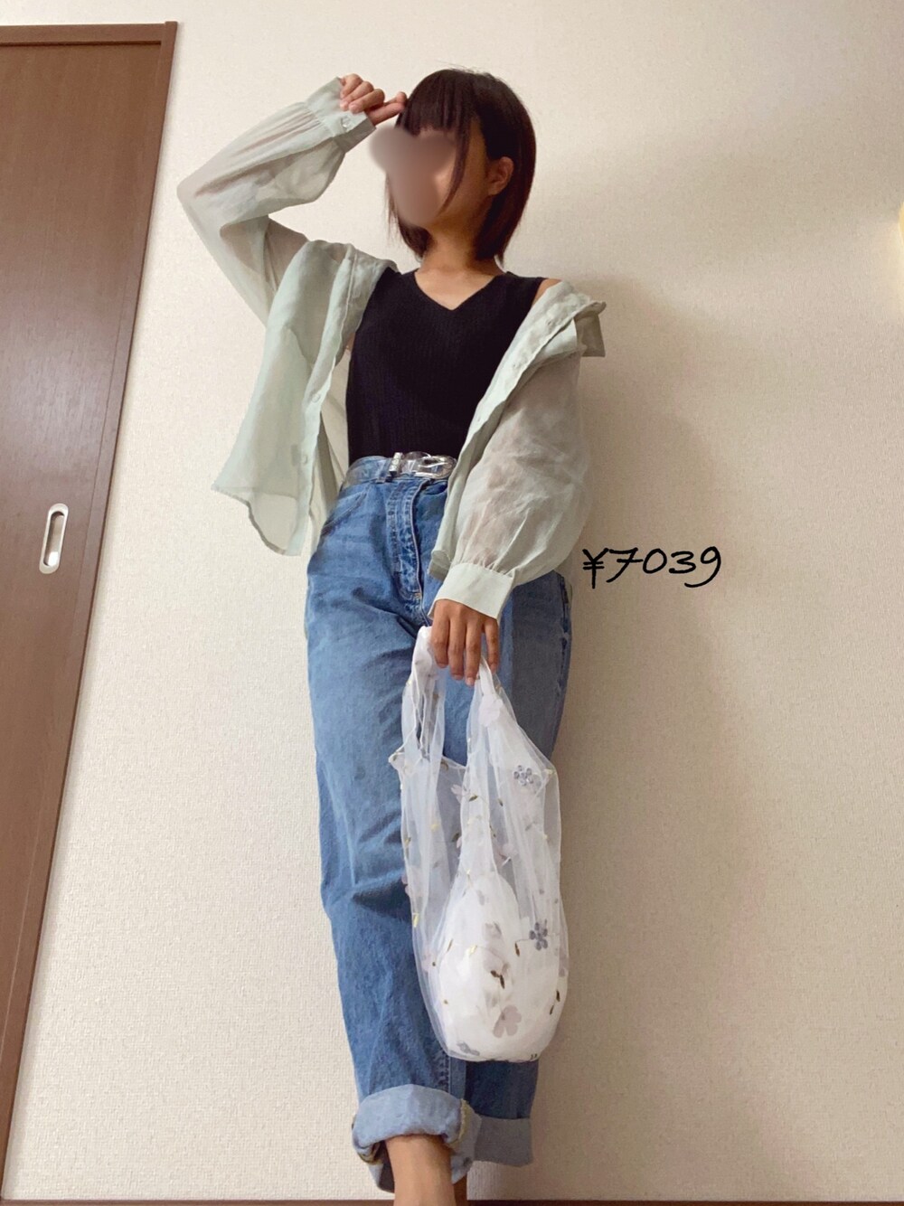 ブルー系のデニムパンツ、ホワイト系のバッグ、ブラック系のトップスを着用したレディースの夏コーディネートの1枚目の写真